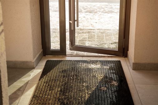 A doormat on the floor

AI-generated content may be incorrect.